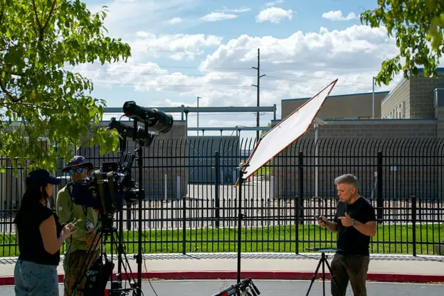Un periodista trasmite desde las afueras de la cárcel de Spanish Fork, en Utah.