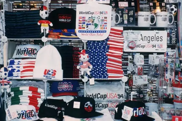 Souvenirs da Copa do Mundo de 1994 expostos para venda