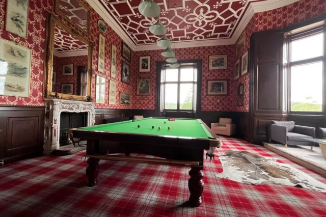 Sala interna do castelo, com mesasite caixa economica federal loteriasbilhar e decoraçãosite caixa economica federal loteriasvermelho e branco