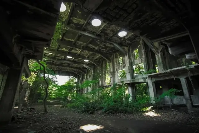 La estructura del astillero abandonado