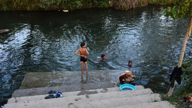 අධික උණුසුම නිසා දහවල් කාලයට බොහෝ දෙනා ජල ස්නානයට යොමු වී තිබේ