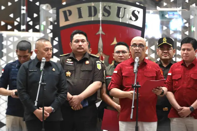 Plh Kapuspenkum Kejagung, Mochamad Jeffry (kedua kiri) mendampingi Direktur Penyidikan Jampidsus Kejagung Syarief Sulaeman Nahdi (ketiga kanan) menyampaikan keterangan pers terkait dugaan tindak pidana korupsi tata kelola program Makan Bergizi Gratis (MBG) pada Badan Gizi Nasional (BGN) di Kejaksaan Agung, Jakarta, Rabu (3/6/2026). Kejaksaan Agung menetapkan mantan Kepala BGN Dadan Hindayana, dan dua mantan Wakil Kepala BGN yakni Sony Sanjaya dan Lodewyk Pusung sebagai tersangka dugaan tindak pidana korupsi tata kelola program MBG pada BGN tahun 2025-2026. 