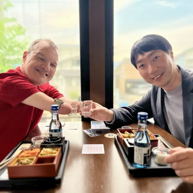 BBC 폴 카터 기자와 료지 교수가 건배하는 모습