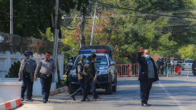 မန္တလေး နေရာစုံမှာ ဂိတ်တွေဖွင့် အင်အားအပြည့်နဲ့ စစ်ဆေးနေ