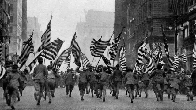 న్యూయార్క్ వీధుల్లో నడుస్తున్న ప్రజలు.