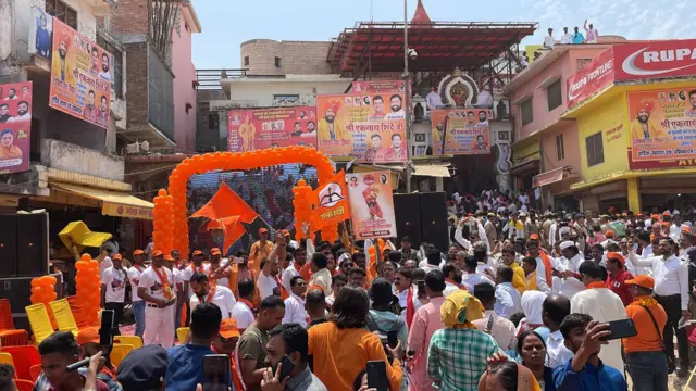 अयोध्येतील रस्त्यांवर जमलेली गर्दी