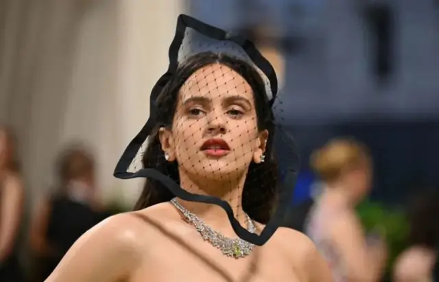 چهره روساليا  با کلاه توری