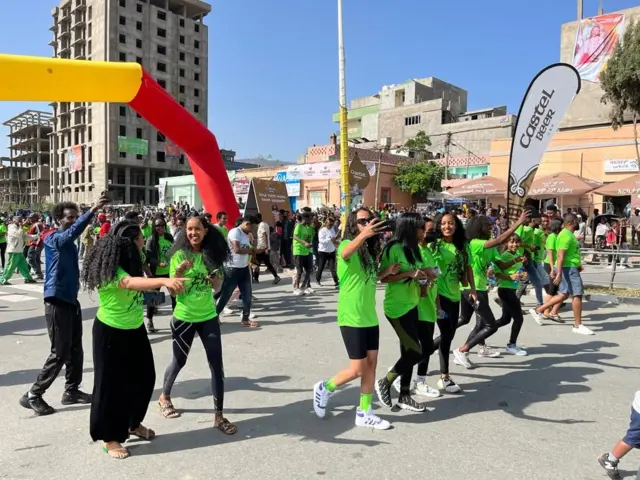 "ጉያ መስቀል ዓጋመ 2016" ብዝብል ቴማ ኣብ ዝተሳለጠ ውድድር ጉያ ገለ ካብ ተሳተፍቲ