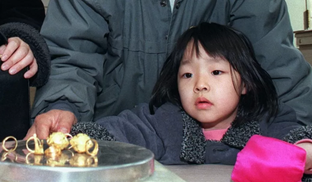 Menina observa joiasaposta esportiva appouro