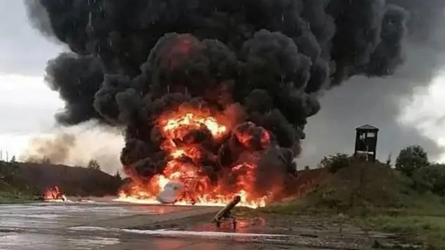 Avião russo Tupolev Tu-22M pegando fogo