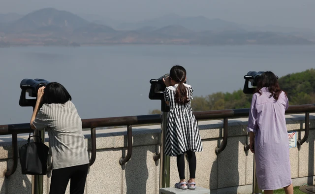 북한 김일성 생일 112주년을 하루 앞둔 지난해 4월 14일 오전 경기도 파주시 오두산 통일전망대에서 시민들이 망원경으로 북측을 바라보고 있다