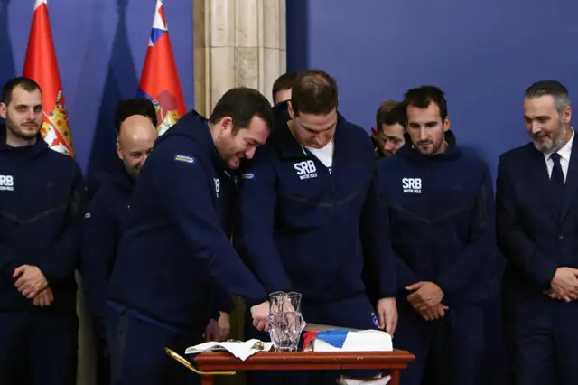 vučić i srpski vaterpolisti, vaterpolisti srbije, selektor vaterpolo tima Srbije Uroš Stevanović i kapiten Nikola Jakšić seku tortu u zgradi Predsedništva Srbije