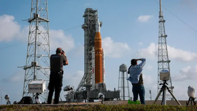 موشک اس‌ال‌اس ناسا در مرکز فضایی کندی در کیپ کاناورال فلوریدا در انتظار پرتاب
