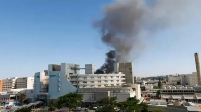 मिसाइल हमले के बाद सोरोका मेडिकल सेंटर से उठता हुआ धुआं