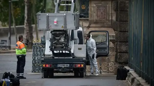 Грузовик с подъемником у здания Лувра