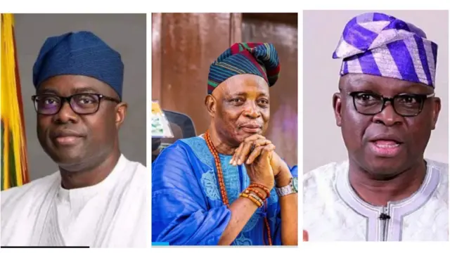 Gomina Seyi Makinde lapa osi, Olubadan Rashidi Ladoja lo wa laaarin, nigba ti Ayo Fayose wa lapa ọtun.