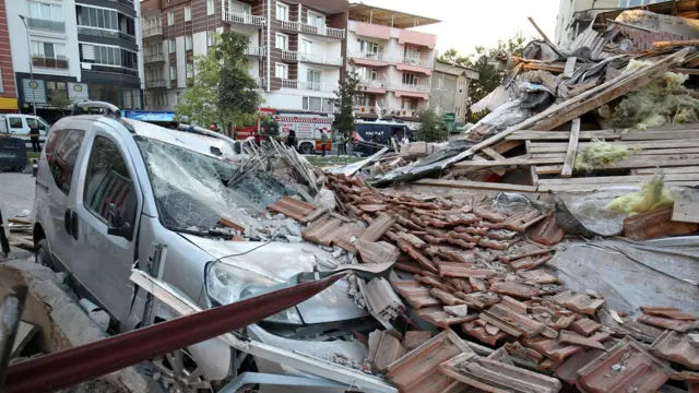 Sındırgı’da bir aracın üstüne düşmüş bina parçaları