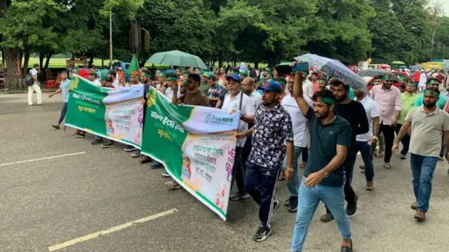 মিছিল নিয়ে অনুষ্ঠানস্থলে আসেন অনেকে 