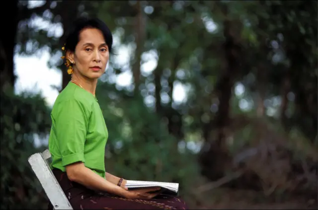 ၁၉၉၅ခုနှစ်က ခြံအမှတ် ၅၄ နေအိမ်ထဲတွေ့ရတဲ့ ဒေါ်အောင်ဆန်းစုကြည်။