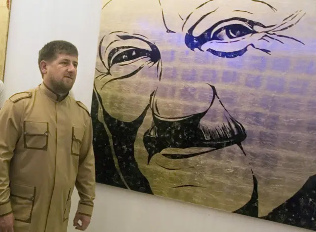 Рамзан Кадыров на фоне огромного портрета отца