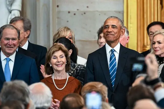 Eski ABD Başkanı George W Bush (solda) ve eski ABD Başkanı Barrack Obama (sağda) aynı karede görüntülendi. 