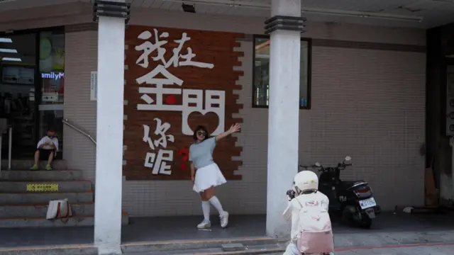 中國旅客在金門留影。