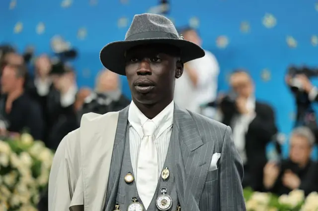 Khaby Lame asiste a la Gala Met 2025 celebrando "Superfine: Tailoring Black Style" en el Museo Metropolitano de Arte el 5 de mayo de 2025 en la ciudad de Nueva York.