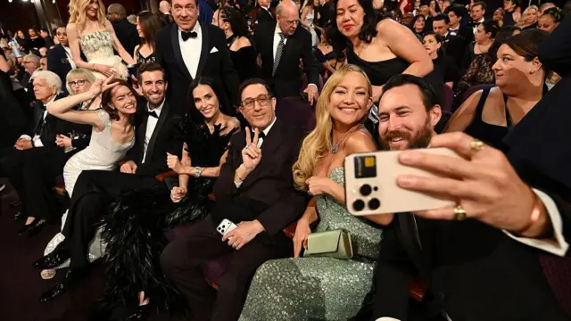 Na dostarczonym przez Akademię zdjęciu Emma Stone, Dave McCary, Demi Moore, Kate Hudson i Danny Fujikawa robią sobie selfie w tłumie podczas 98. ceremonii wręczenia Oscarów w Teatrze Dolby 15 marca 2026 roku w Hollywood w Kalifornii.