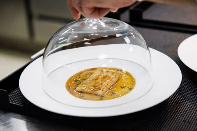 Hidangan "Cumi-cumi" dari koki bintang tiga Michelin Fabien Ferre, di restorannya di Le Castellet, Prancis selatan.