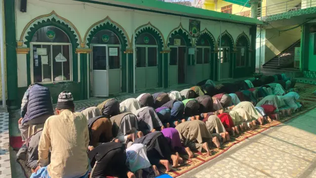 वीरगन्जस्थित लाठगल्ली नजिकैको मस्जिदमा प्रार्थना चलिरहँदाको दृश्य। 