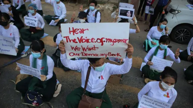 စစ်အာဏာသိမ်းစက ဆရာဆရာမတွေဆန္ဒထုတ်ဖော်နေကြစဉ်