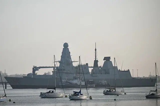 HMS Dragon, avaş gemisi, 4 Mart 2026 tarihinde İngiltere'nin güney kıyısındaki Portsmouth Deniz Üssü'nün dışında bulunan bir tesiste demirli haldeyken. 