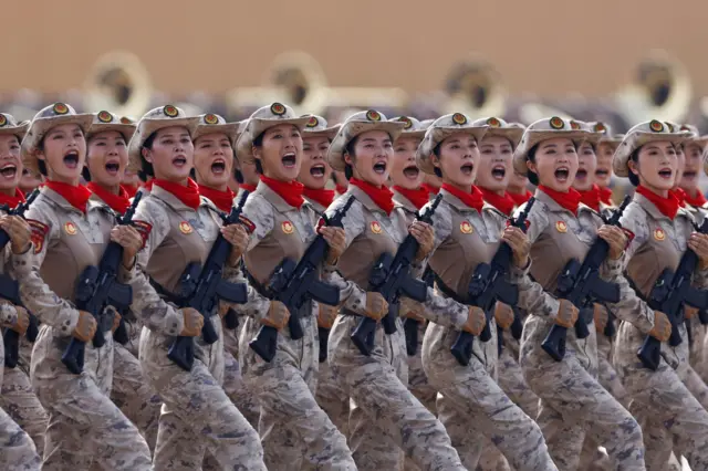 Członkowie chińskiej milicji maszerują podczas parady wojskowej z okazji 80. rocznicy zakończenia II wojny światowej w Pekinie w Chinach