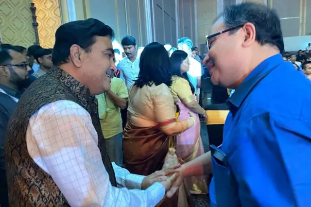 तृणमूल कांग्रेस नेता कुणाल घोष के साथ जस्टिस अभिजीत गांगुली