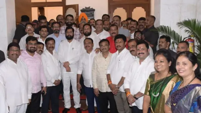 ठाणे महानगरपालिकेच्या 67 पैकी 66 माजी नगरसेवकांनी शिंदे गटात प्रवेश केला होता. 