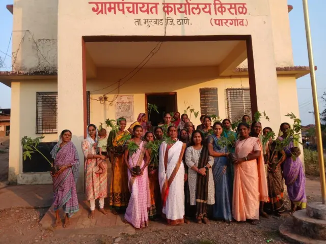 कविता वरे गावातील महिलांसोबत