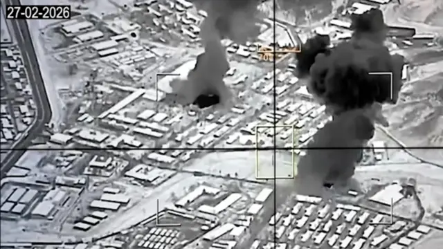 Columnas de humo en puntos de Kabul vistas un video de vigilancia aérea