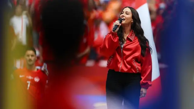 Alanis Morissette membawakan lagu kebangsaan Kanada
