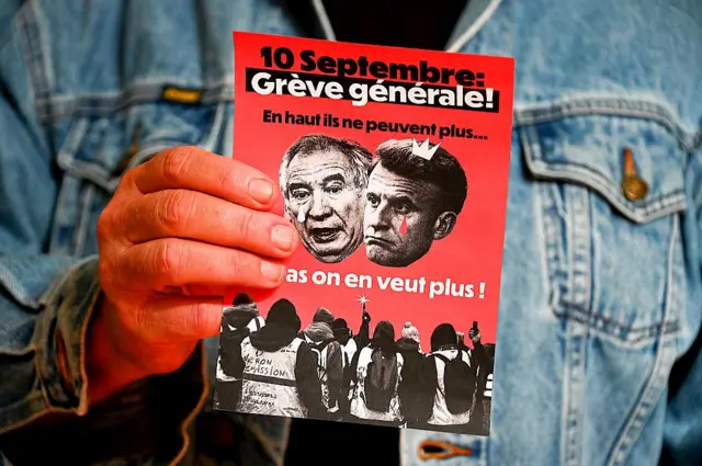 Листовка с портретами Макрона и Байру, призывающая к всеобщей забастовке 10 сентября