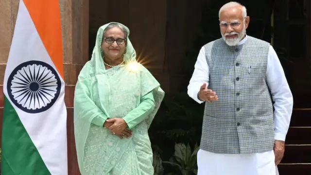 बांग्लादेश की पूर्व प्रधानमंत्री शेख हसीना के साथ भारत के प्रधानमंत्री नरेंद्र मोदी.