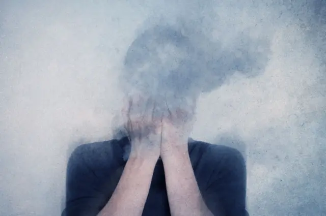 Homme à la tête fumée