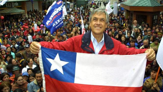 Sebastián Piñera sosteniendo la bandera de Chile en un acto político en Puerto Montt en diciembre de 2005.