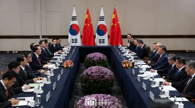 윤석열 대통령이 15일(현지시간) 페루 리마의 한 호텔에서 시진핑 중국 국가 주석과 한중 정상회담을 하고 있다.