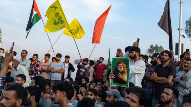 ईरान में हिज़्बुल्लाह के समर्थन में जुटे लोग