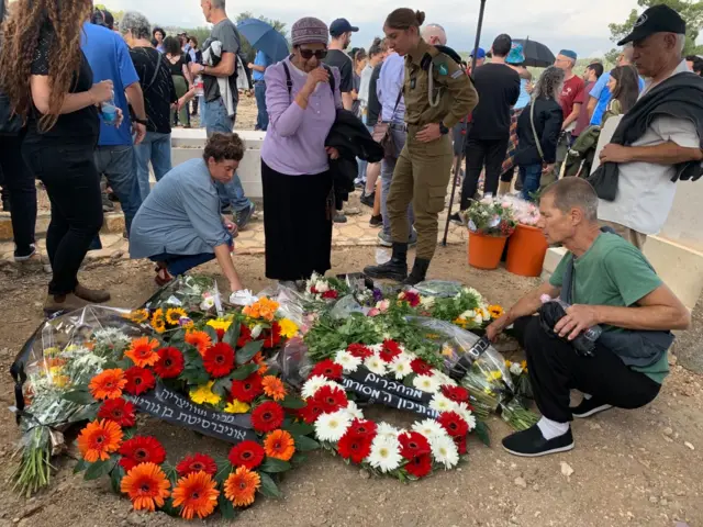 قبرستان «سرزمین زندگی»؛ مزار آدی، زن جوان کانادایی-اسرائیلی کە در حمله دو هفته پیش حماس کشته شد