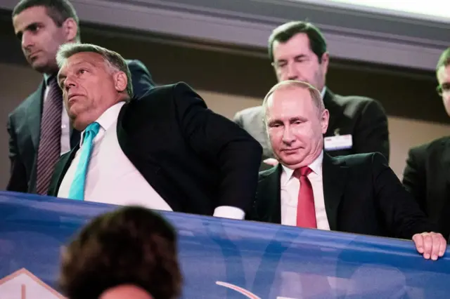 Президент России Владимир Путин (справа) и премьер-министр Венгрии Виктор Орбан (слева) во время чемпионата мира по дзюдо в Будапеште, Венгрия, в понедельник, 28 августа 2017 года