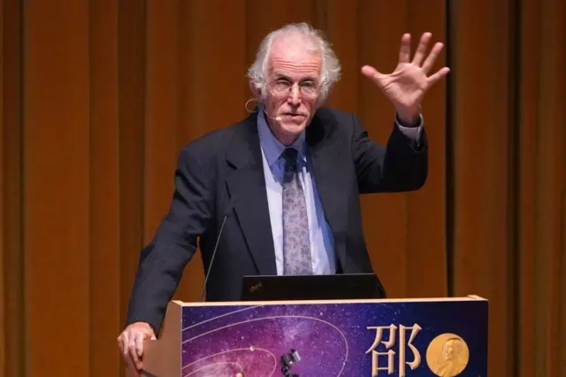 Michel Talagrand tras recibir el Premio Shaw en Hong Kong 