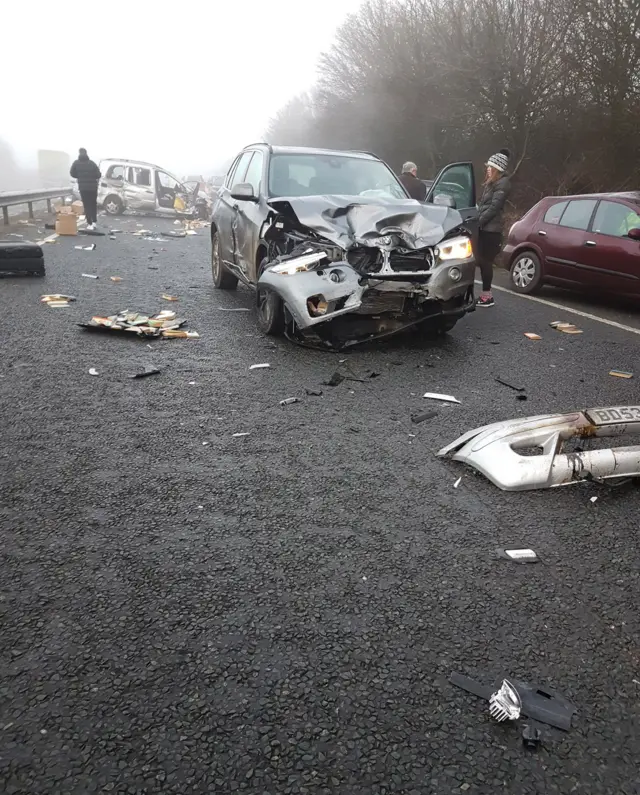 영국 옥스퍼드셔의 위트니 근처에서 일어난 여러 대의 차량 충돌 사고 모습