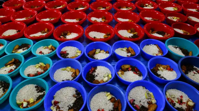 সারাদিন রোজা রাখার পর মাগরিবের আজানের শব্দ শুনলে রোজাদাররা আহার গ্রহণ করে।