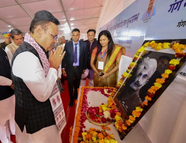 ਰਾਜਸਥਾਨ ਦੇ ਮੁੱਖ ਮੰਤਰੀ ਮਹਾਰਾਜਾ ਗੰਗਾ ਸਿੰਘ ਦੀ ਤਸਵੀਰ ਨੂੰ ਨਮਨ ਕਰਦੇ ਹੋਏ ਜਿਨ੍ਹਾਂ ਦੇ ਰਾਜ ਵੇਲੇ ਗੰਗ ਨਹਿਰ ਬਣਾਈ ਗਈ ਸੀ